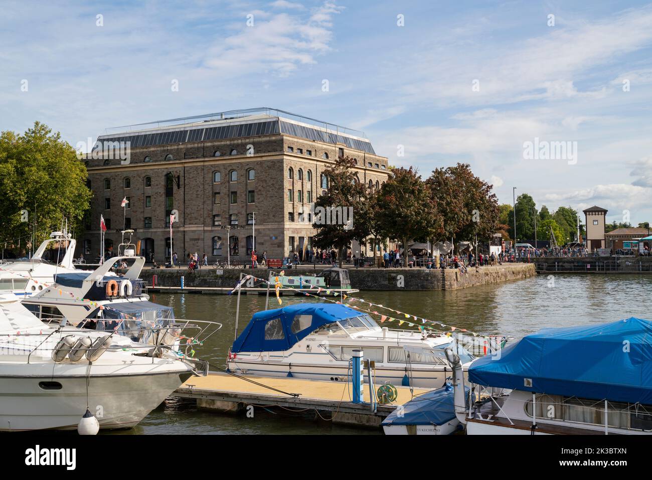 Vista generale dell'esterno dell'Arnolfini, una galleria d'arte moderna nel porto galleggiante di Bristol, Inghilterra, Regno Unito. Foto Stock