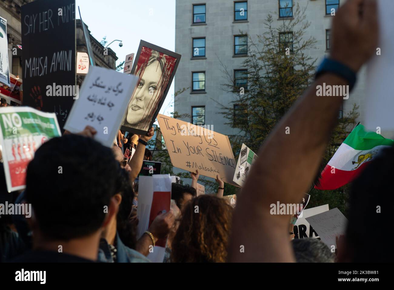 Vancouver, British Columbia, Canada. 25th Set, 2022. Migliaia di canadesi iraniani dimostrano alla Galleria d'Arte di Vancouver il 25 settembre per la rimozione del governo islamico iraniano a seguito della morte di Mahsa Amini, la donna di 22 anni che è morta il 16 settembre, mentre in custodia della ''polizia morale˜' iraniana per aver presumibilmente indossato il suo hijab troppo liberamente. Accanto alle manifestazioni in tutto il mondo contro le violazioni dei diritti umani in Iran, un dimostratore di Vancouver ha affermato che la diaspora ha la responsabilità di esprimersi mentre le proteste iraniane sono chiuse dietro un blackout di Internet. (Credit Image: © Quin Foto Stock