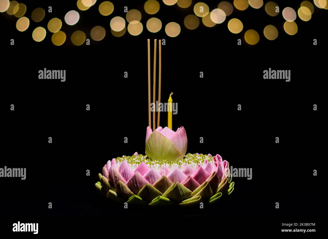 Fuoco selettivo sul fiore di loto del krathong del petalo di loto rosa sullo sfondo di notte con la luce del bokeh per la luna piena della Thailandia o il festival di Loy krathong. Foto Stock