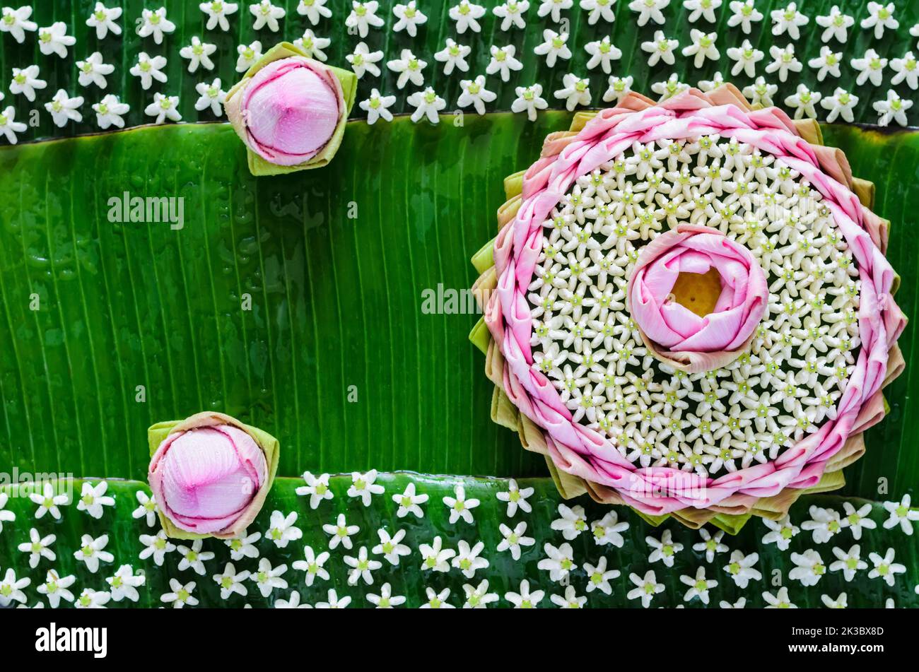 Rosa petalo di loto krathong decora con il suo fiore, fiore corona per la Thailandia Full moon o Loy Krathong festival su sfondo foglie di banana. Foto Stock