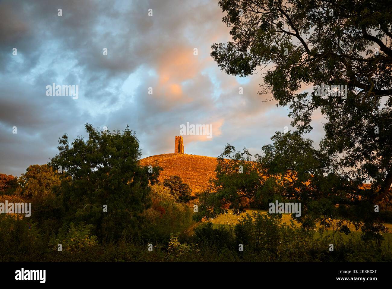 Sole in tarda serata a Glastonbury Tor, Somerset Foto Stock