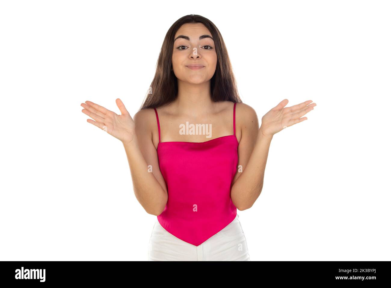 Non lo so. Perplesso abbastanza positivo giovane ragazza shrugging spalle incerto in risposta sorridente su sfondo bianco studio Foto Stock