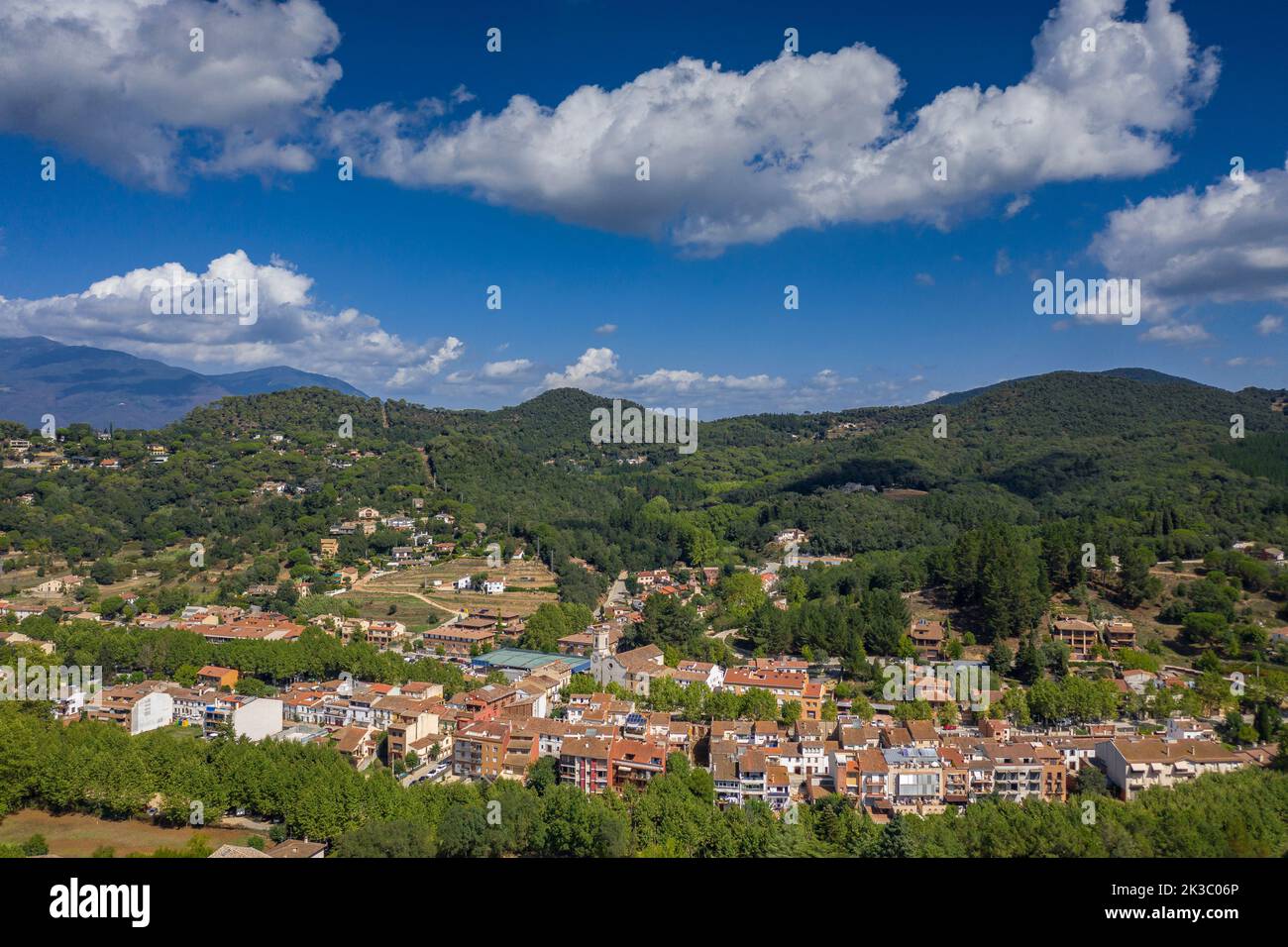 Veduta aerea della città di Vallgorguina nel parco naturale di Montnegre-Corredor (Vallès Oriental, Barcellona, Catalogna, Spagna) Foto Stock