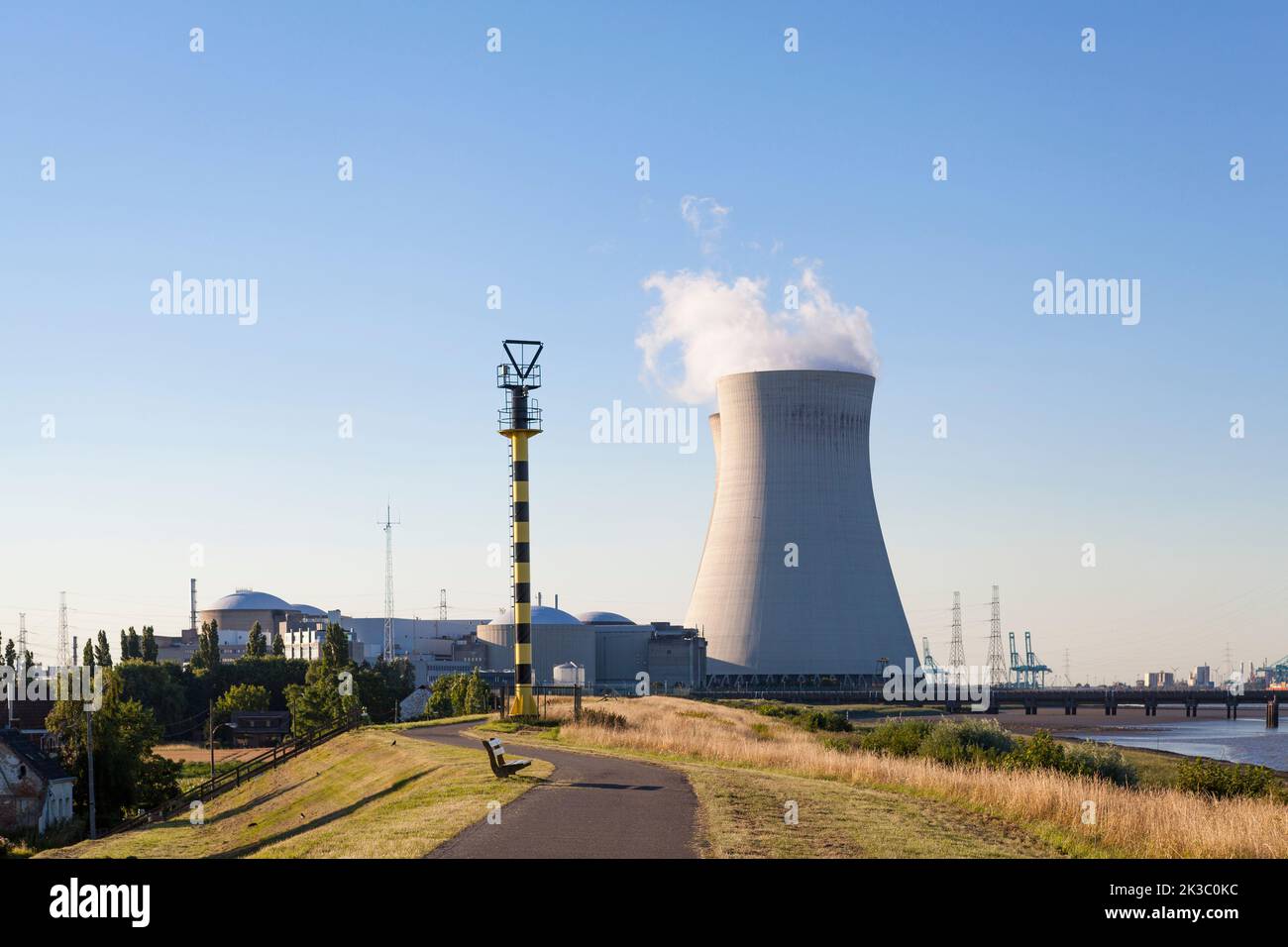 Centrale nucleare nel villaggio di Doel, Belgio, di proprietà di Electrabel, in background Foto Stock