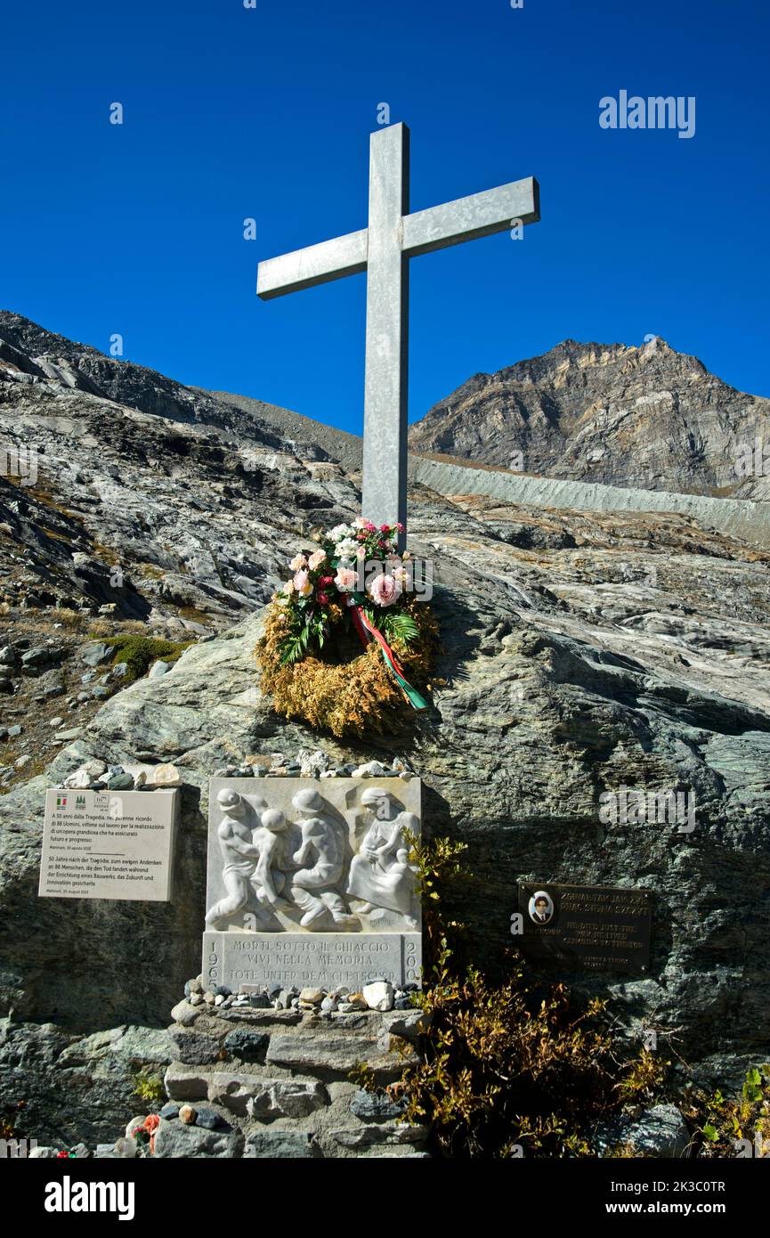 Memoriale a 88 vittime della valanga di ghiaccio Allalingletscher durante la costruzione della diga Mattmark nel 1965, Saas-Almagell, Vallese, Svizzera Foto Stock