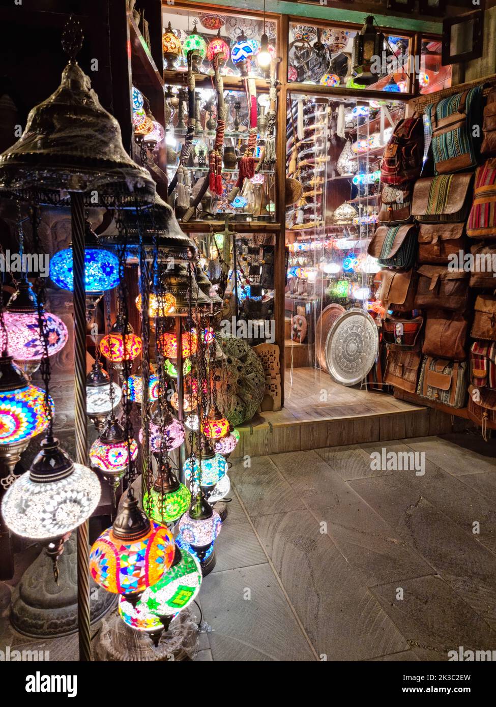 Negozi di souvenir a Souq Wakif. Souq Wakif è uno dei principali mercati tradizionali di Doha, Qatar. Foto Stock