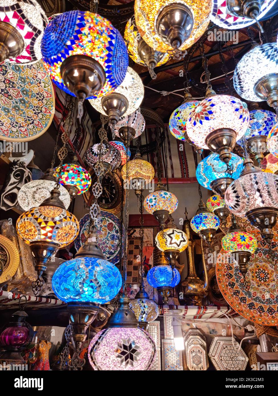 Negozi di souvenir a Souq Wakif. Souq Wakif è uno dei principali mercati tradizionali di Doha, Qatar. Foto Stock