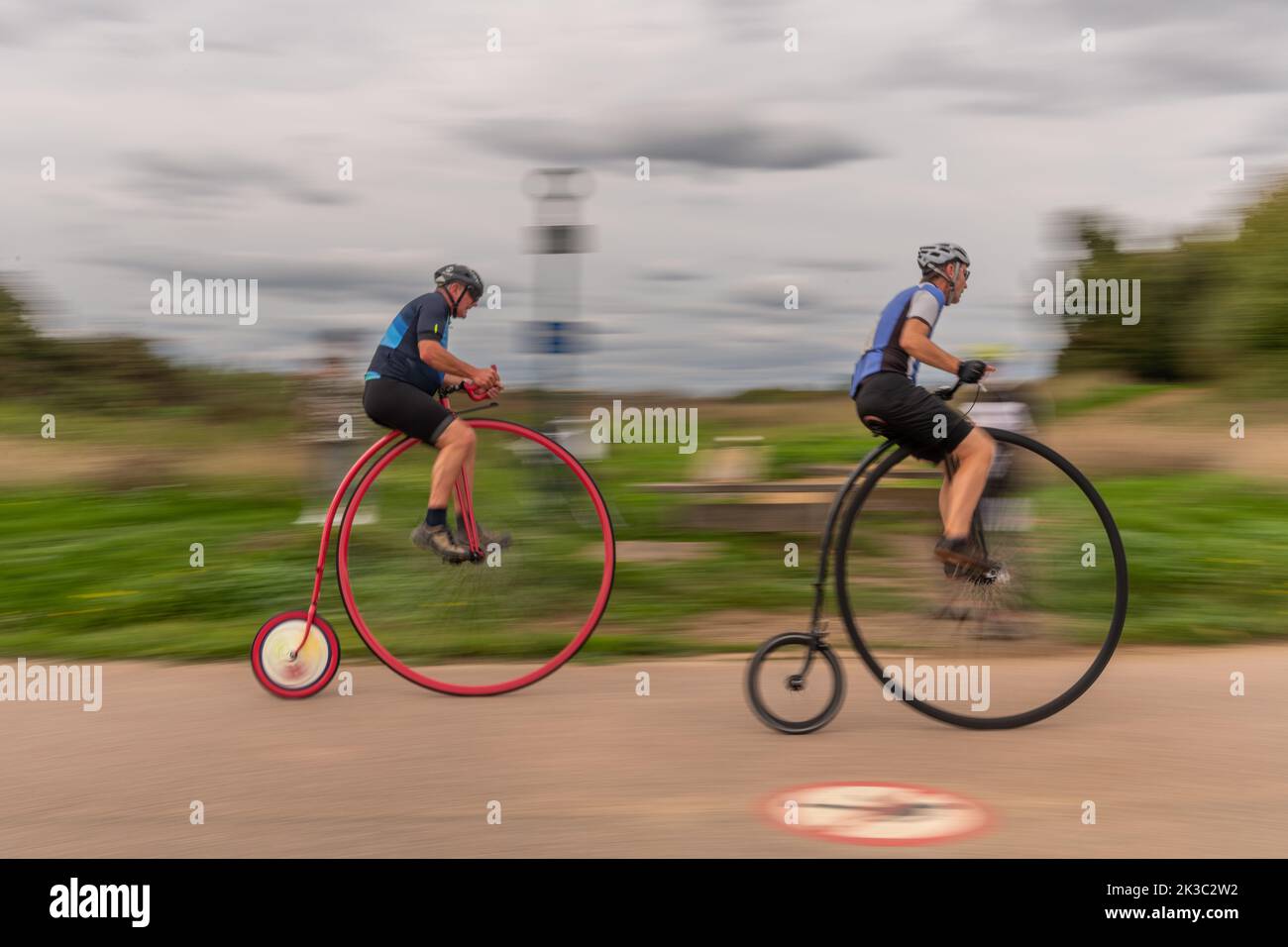 Ciclisti che prendono parte alla gara Grand Ordinary Race (macchine originali del 19th ° secolo) e una gara successiva di Penny Farthings (facendo riferimento alla versione moderna os OR Foto Stock