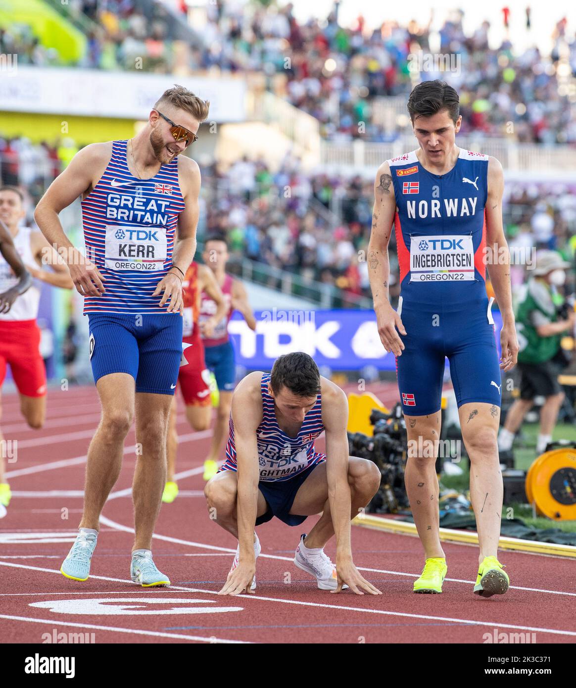 Un pat sulla schiena per Jake Wightman di GB&NI di Josh Kerr e Jakob Ingebrigtsen per aver vinto nella finale maschile 1500m al World Athletics Champi Foto Stock