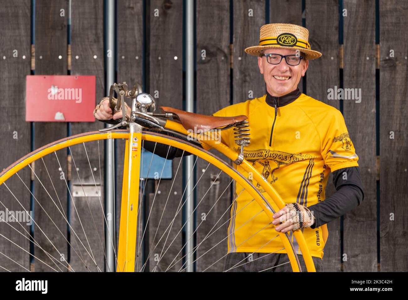 Una bicicletta Ordinaria (A Penny Farthing) al circuito ciclistico di Hillingdon, Hayes, Londra, prima di una gara. 25th settembre 2022 Foto Stock