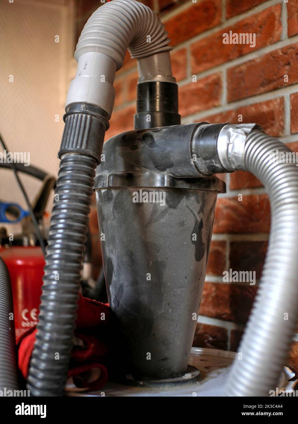 Sistema ciclonico polveroso per la raccolta di polvere e ceneri, collegato a un semplice aspirapolvere. Collettore della polvere Foto Stock