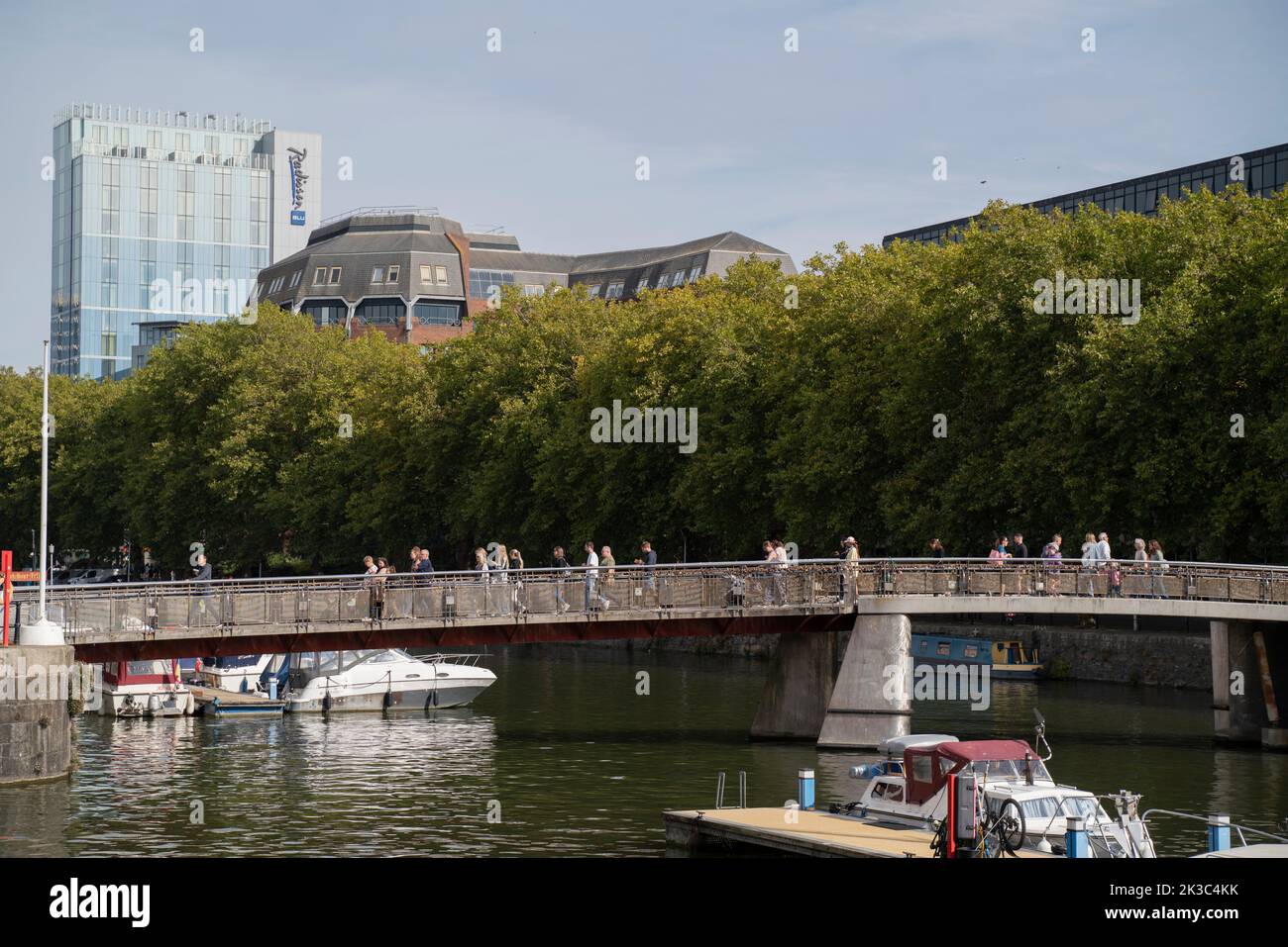 Vista generale del Pero's Bridge sul porto galleggiante di Bristol, Inghilterra, Regno Unito. Foto Stock