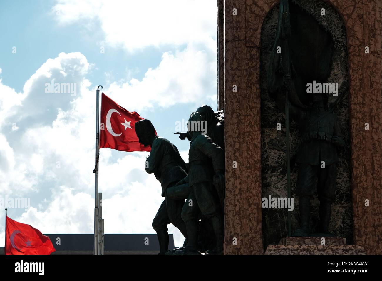 Monumento della Repubblica a Piazza Taksim, bandiera turca e Ataturk con il tempo nuvoloso sullo sfondo, statua storica a Istanbul Foto Stock