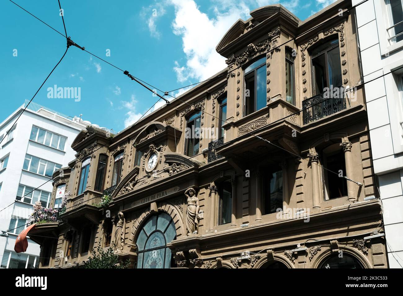 Cite de Pera edificio in Via Istiklal, struttura storica con cielo blu, viaggio ed esplorare idea, struttura estetica, riprese architettoniche Foto Stock