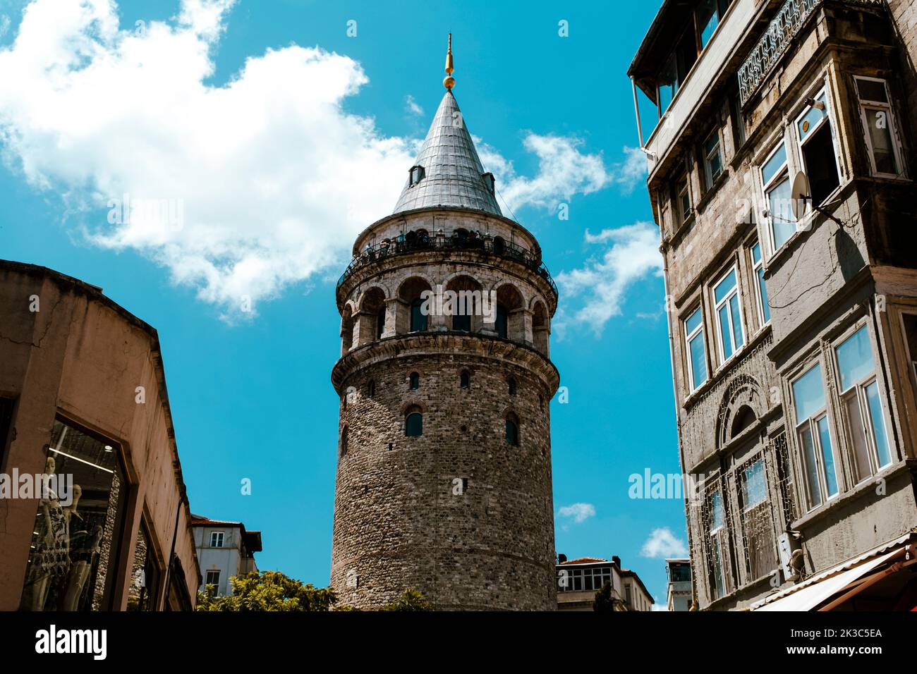 Galata Tower tra due edifici a Istanbul, vecchio famoso edificio in Turchia, bellissimo paesaggio con architettura storica e cielo blu, turismo Foto Stock