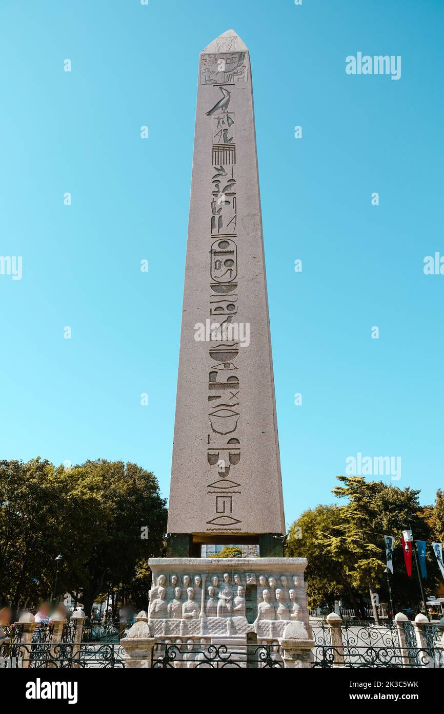 Obelisco di Teodosio grandangolare, Istanbul, Piazza Sultanahmet, cielo aperto blu, obelisco storico della Turchia, Manufatti storici dell'antico Egitto Foto Stock