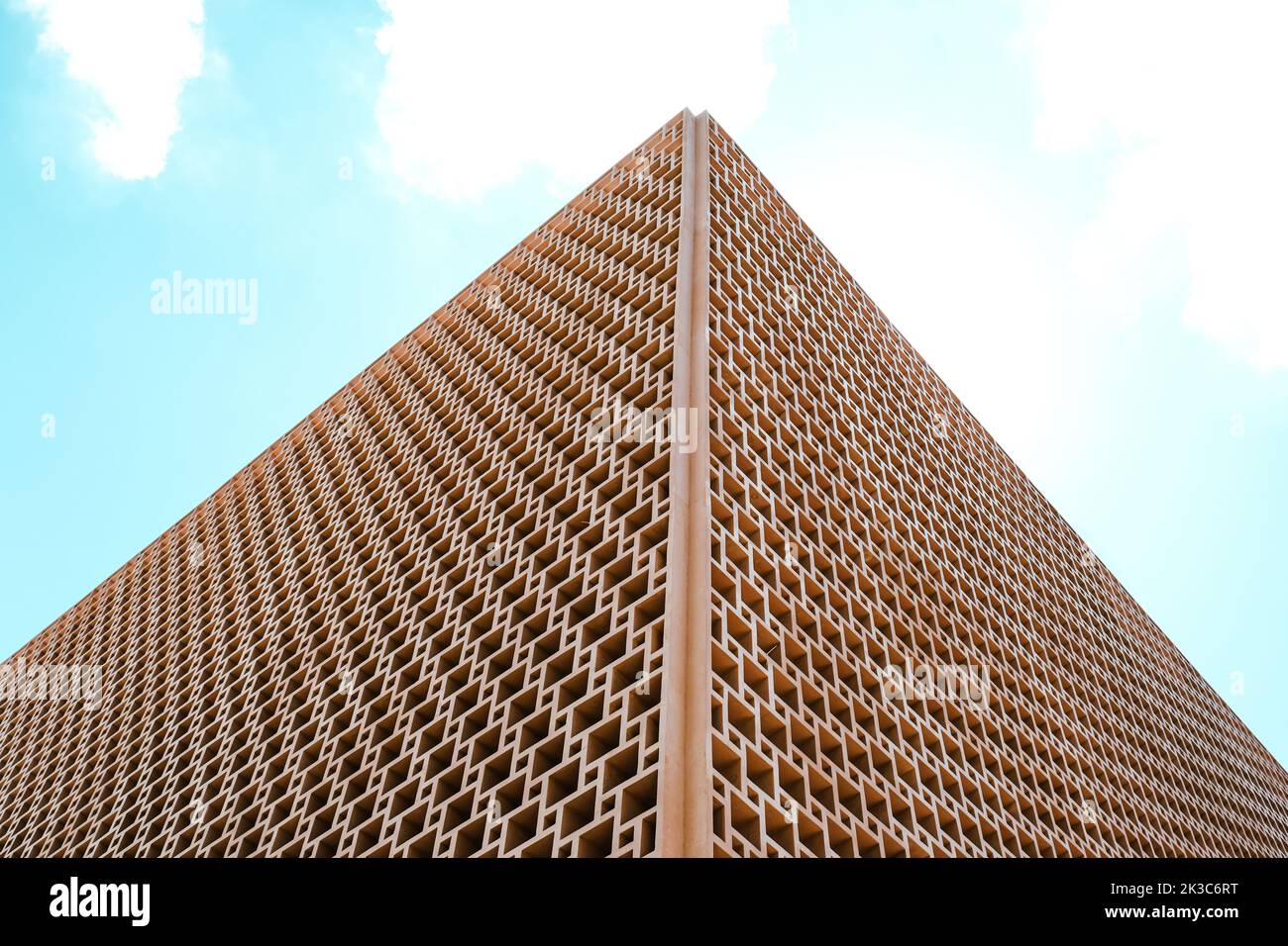 Struttura architettonica minimale ed astratta con cielo aperto, design simmetrico, motivo quadrato e edificio moderno, tonalità pastello arancione Foto Stock