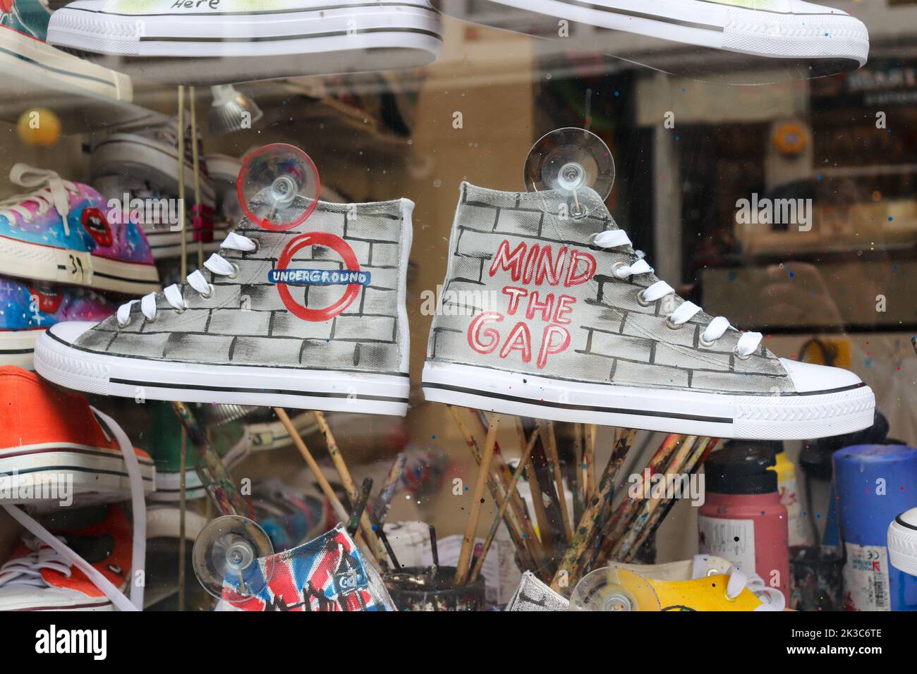 Pantofole fatte a mano dipinte a mano Foto Stock