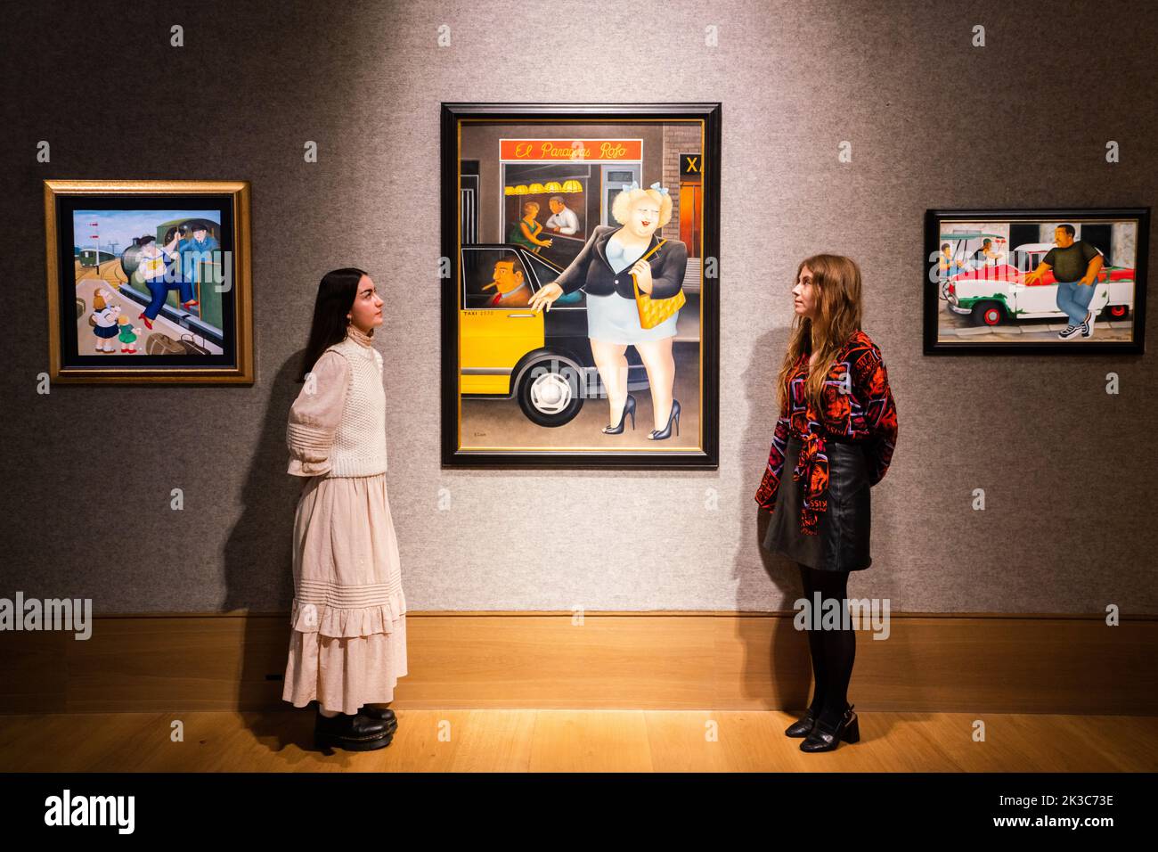 Londra Regno Unito. 26 settembre 2022. Beryl Cook O.B.E. (Inglese, 1926-2008) L-R Havana dipinta nel 2000, stime £8.000 - £ 12.000, l'ombrello rosso, stima: £20.000 - £ 30.000. Lezioni di francese, stima: £15.000 - 20.000 sterline. Anteprima di UN PERCORSO MODERNO BRITANNICO donne a Bonhams New Bond Street. La vendita si svolge il 28 settembre. Credit: amer Ghazzal/Alamy Live News. Foto Stock Londra Regno Unito. 26 settembre 2022. Beryl Cook O.B.E. (Inglese, 1926-2008) L-R Havana dipinta nel 2000, stime £8.000 - £ 12.000, l'ombrello rosso, stima: £20.000 - £ 30.000. Lezioni di francese, stima: £15.000 - 20.000 sterline. Anteprima di UN PERCORSO MODERNO BRITANNICO donne a Bonhams New Bond Street. La vendita si svolge il 28 settembre. Credit: amer Ghazzal/Alamy Live News. Foto Stock