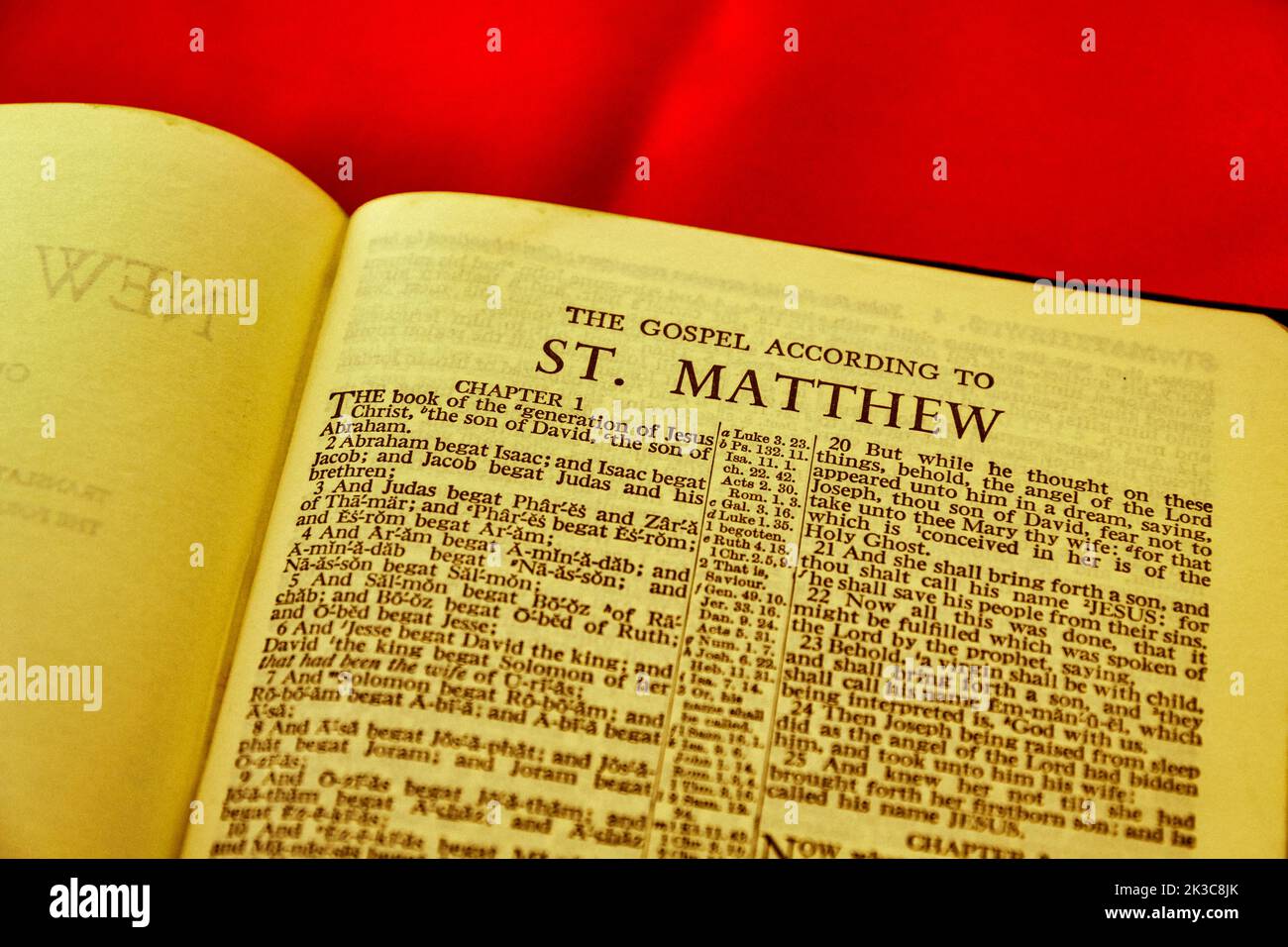 Primo piano dell'antica pagina della Sacra Bibbia, profondità di campo poco profonda con particolare attenzione al titolo del capitolo, San Matteo Foto Stock