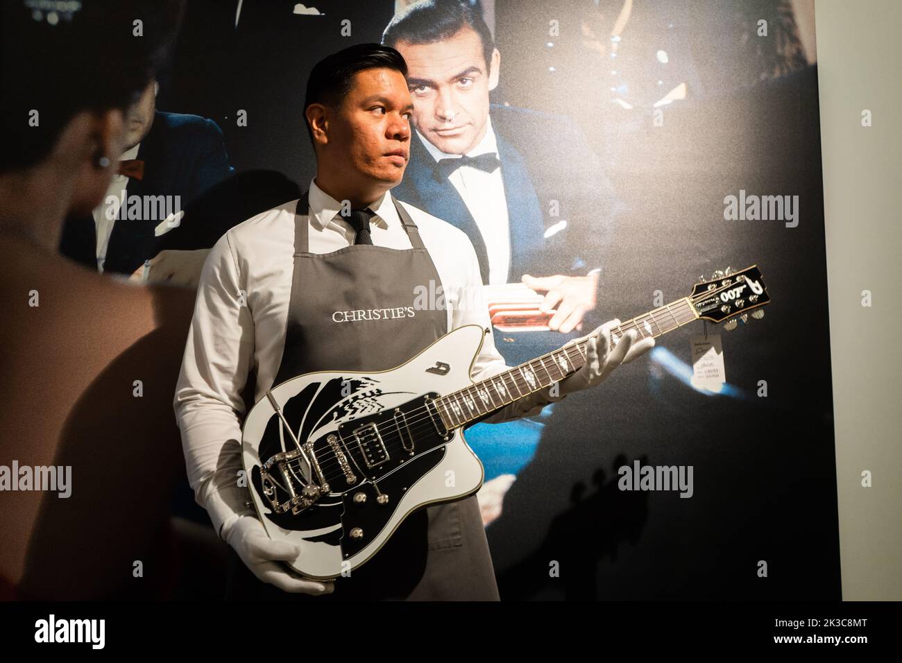 Ondon Regno Unito. 26 settembre 2022. Edizione speciale della chitarra elettrica Duesenberg 007, stima GBP 3.000-5000. Christies preview di sessant'anni di James Bond. Credit: amer Ghazzal/Alamy Live News. Foto Stock