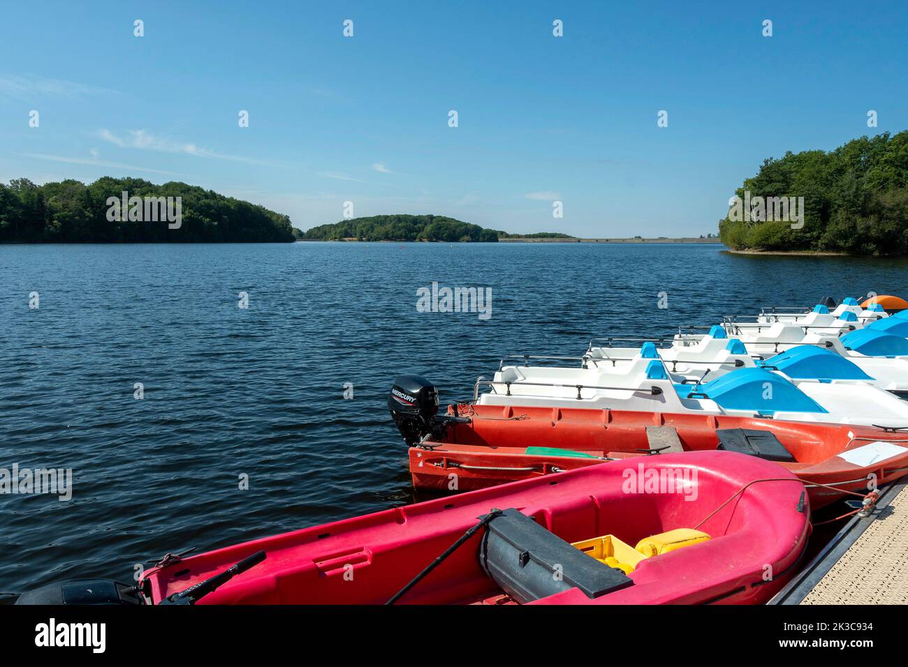 Lago di Lastioulles. Lago artificiale di 125 ettari. Rete idroelettrica del bacino della Dordogna. Dipartimento del Cantal. Auvergne Rodano Alpes.France Foto Stock