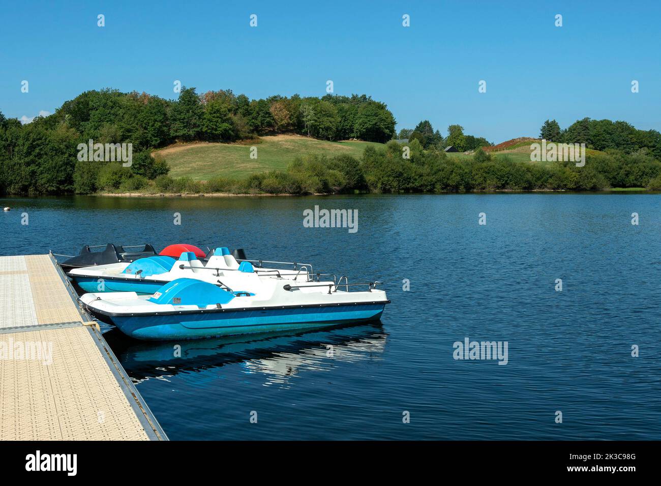 Lago di Lastioulles. Lago artificiale di 125 ettari. Rete idroelettrica del bacino della Dordogna. Dipartimento del Cantal. Auvergne Rodano Alpes.France Foto Stock