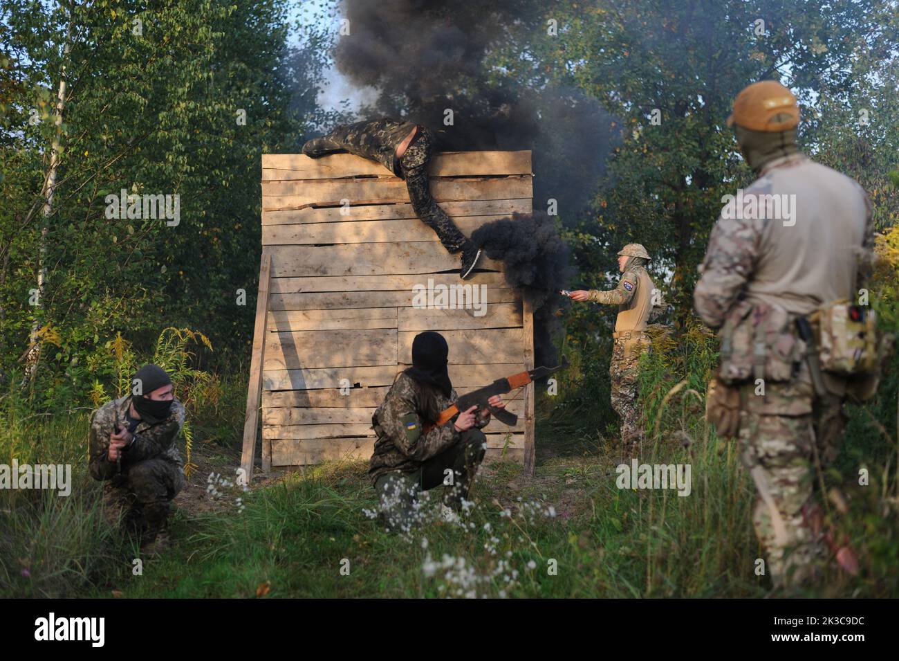 Lviv, Ukaine 24 settembre 2022. La formazione aperta di tre giorni è stata organizzata dalla sede regionale di Leopoli del movimento nazionale di liberazione settore diritto per i civili. La Russia invase l'Ucraina il 24 febbraio 2022, scatenando il più grande attacco militare in Europa dalla seconda guerra mondiale Foto Stock