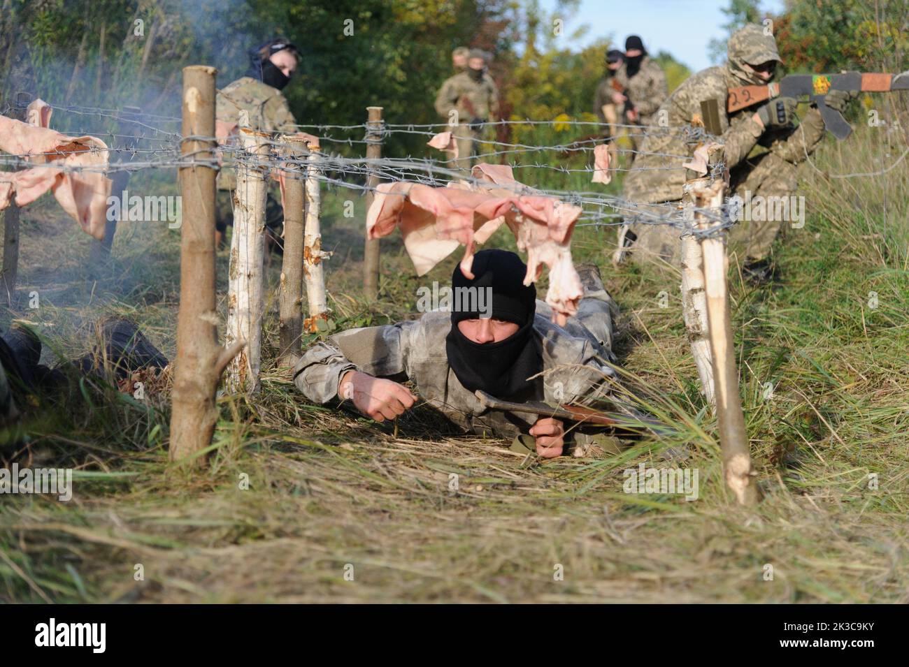 Lviv, Ukaine 24 settembre 2022. La formazione aperta di tre giorni è stata organizzata dalla sede regionale di Leopoli del movimento nazionale di liberazione settore diritto per i civili. La Russia invase l'Ucraina il 24 febbraio 2022, scatenando il più grande attacco militare in Europa dalla seconda guerra mondiale Foto Stock
