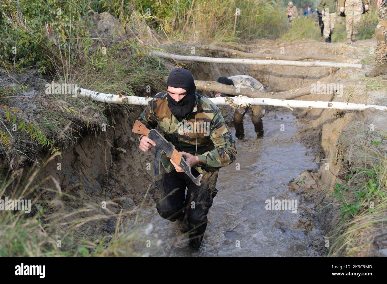 Lviv, Ukaine 24 settembre 2022. La formazione aperta di tre giorni è stata organizzata dalla sede regionale di Leopoli del movimento nazionale di liberazione settore diritto per i civili. La Russia invase l'Ucraina il 24 febbraio 2022, scatenando il più grande attacco militare in Europa dalla seconda guerra mondiale Foto Stock