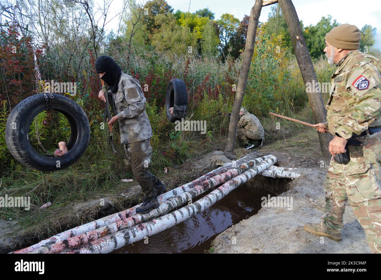 Lviv, Ukaine 24 settembre 2022. La formazione aperta di tre giorni è stata organizzata dalla sede regionale di Leopoli del movimento nazionale di liberazione settore diritto per i civili. La Russia invase l'Ucraina il 24 febbraio 2022, scatenando il più grande attacco militare in Europa dalla seconda guerra mondiale Foto Stock