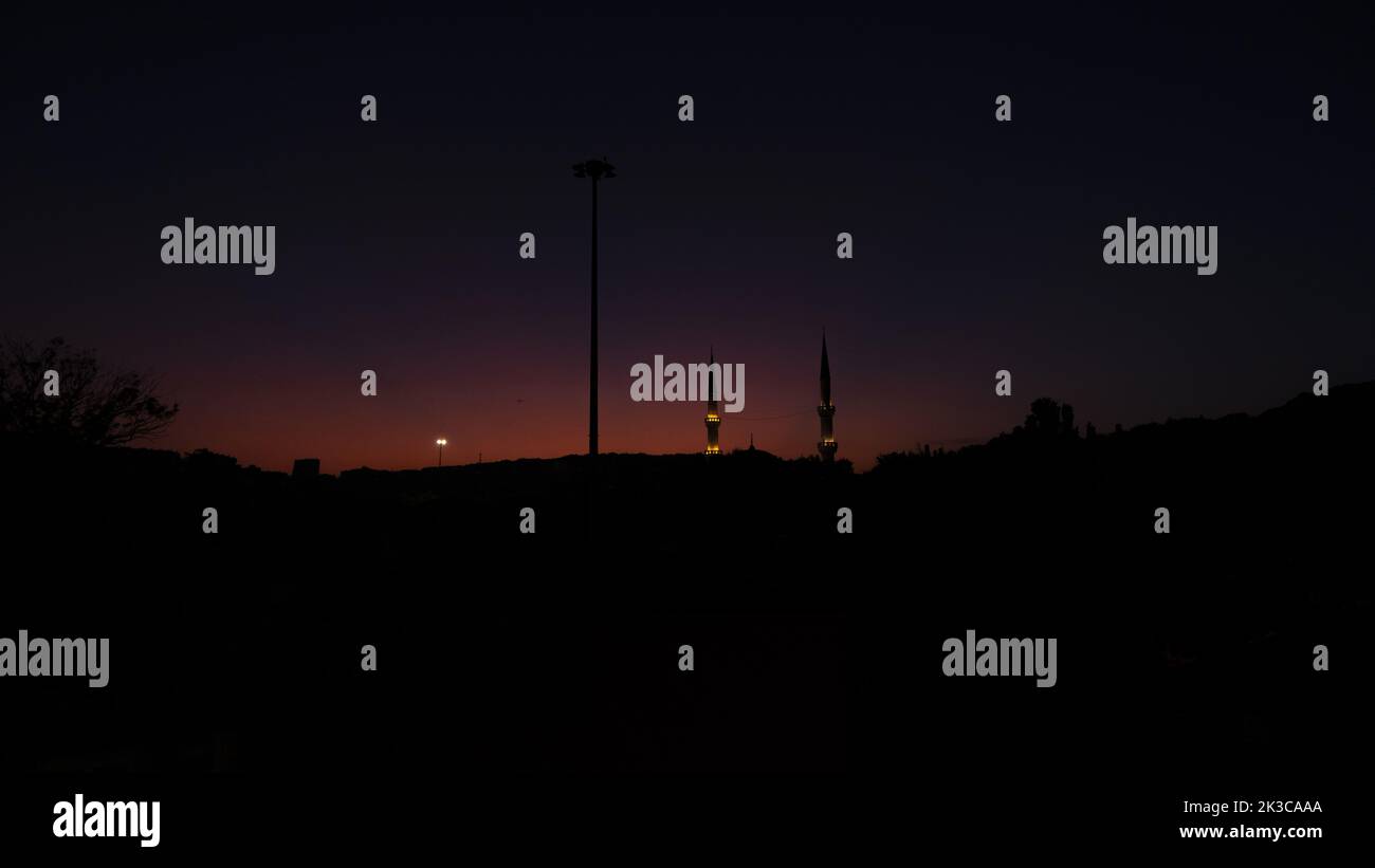 Bellissimo paesaggio colorato con minareto moschea, silhouette minareti a Istanbul, blu arancione tramonto vista a Istanbul, sfondo religioso Foto Stock