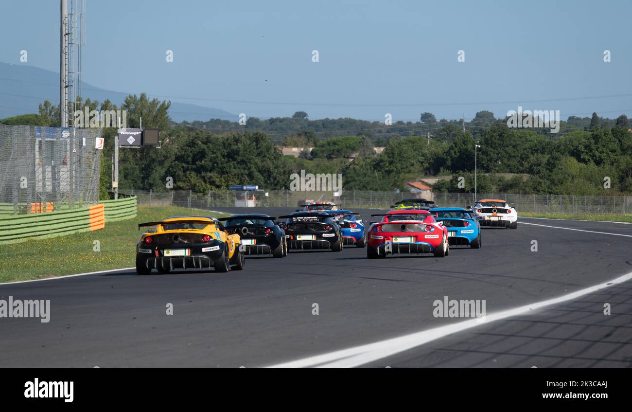 Gran gruppo di auto da corsa impegnativi in pista dopo la partenza della gara, vista posteriore vetture Lotus. Vallelunga 10-11 settembre 2022, weekend del Racing Foto Stock
