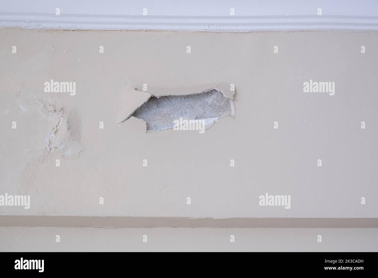 Parete della casa danneggiata, parete umida e umida, umidità e muffa, casa vecchia e vecchia, struttura grunge Foto Stock