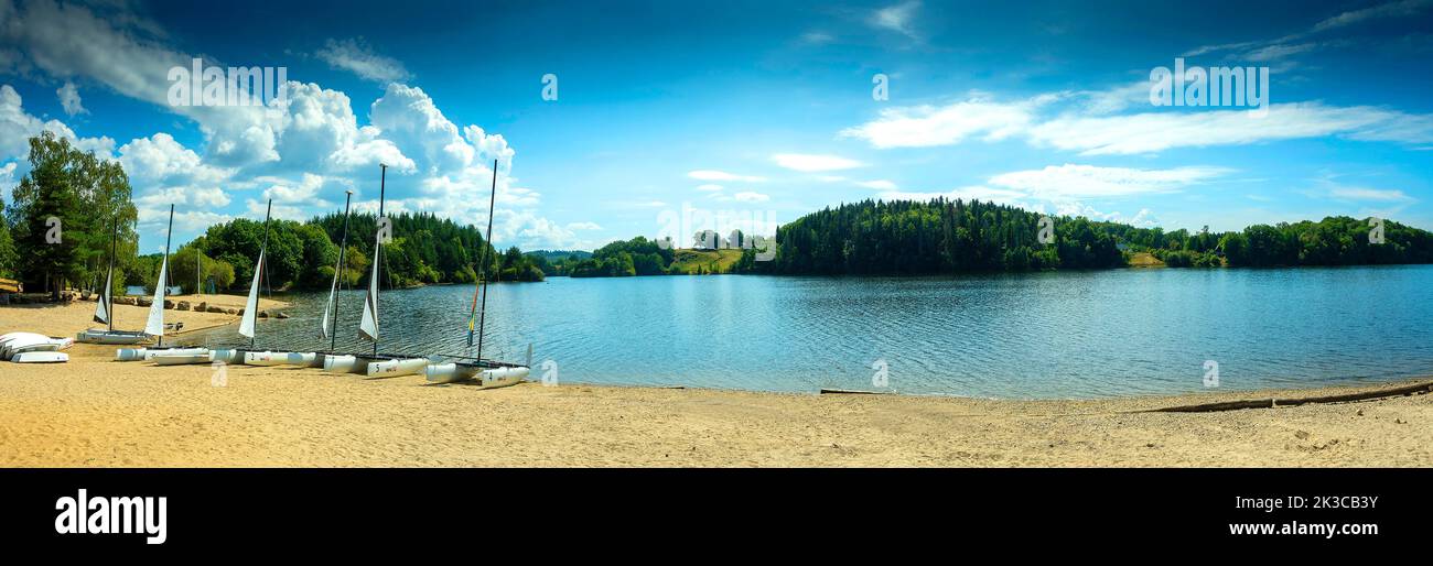 Lago di Lastioulles. Lago artificiale di 125 ettari. Rete idroelettrica del bacino della Dordogna. Dipartimento del Cantal. Auvergne Rodano Alpes.France Foto Stock