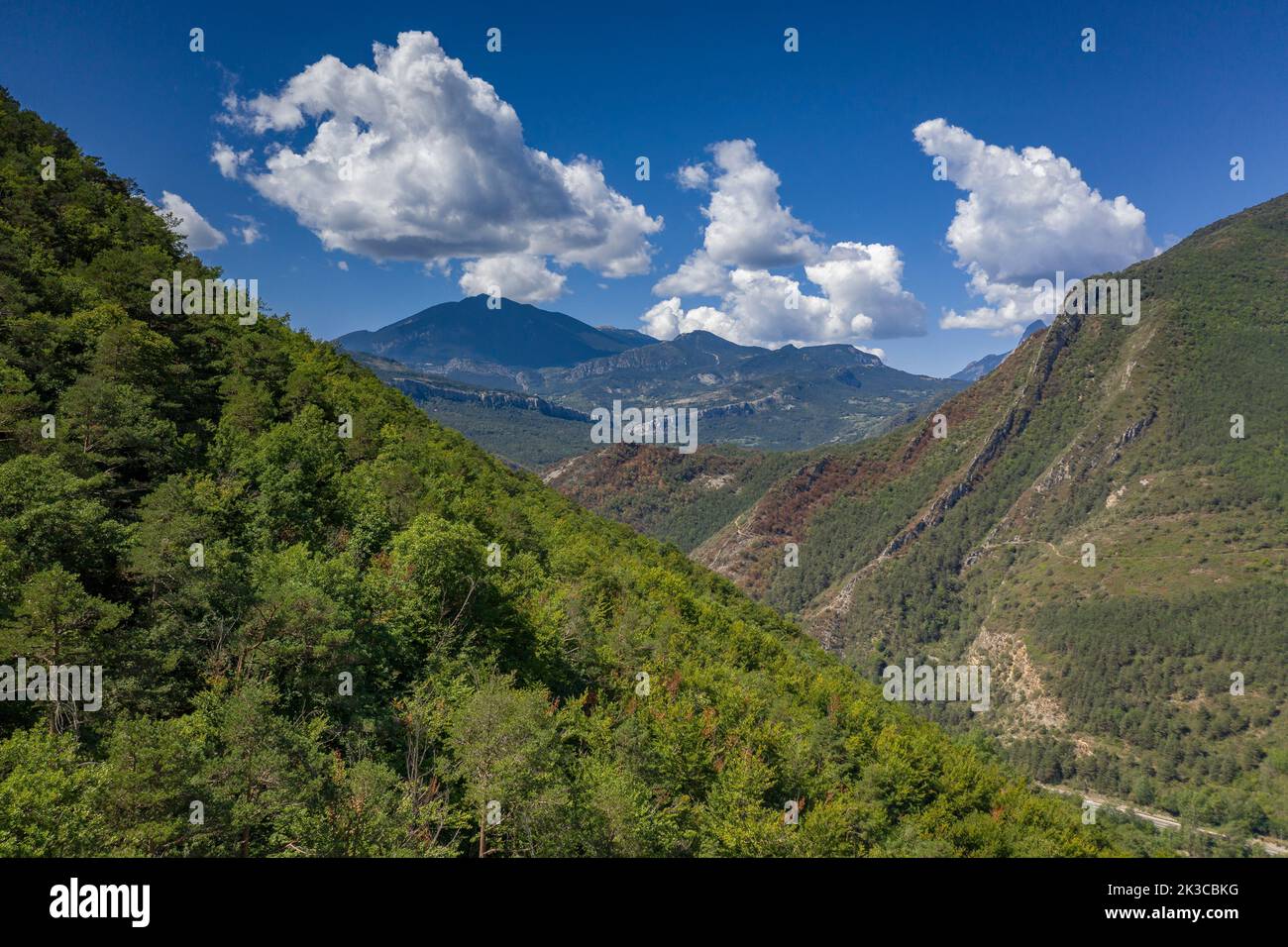 Veduta aerea della valle di Alt Llobregat. Sullo sfondo, la catena montuosa dell'Ensija (Berguedà, Catalogna, Spagna, Pirenei) Foto Stock