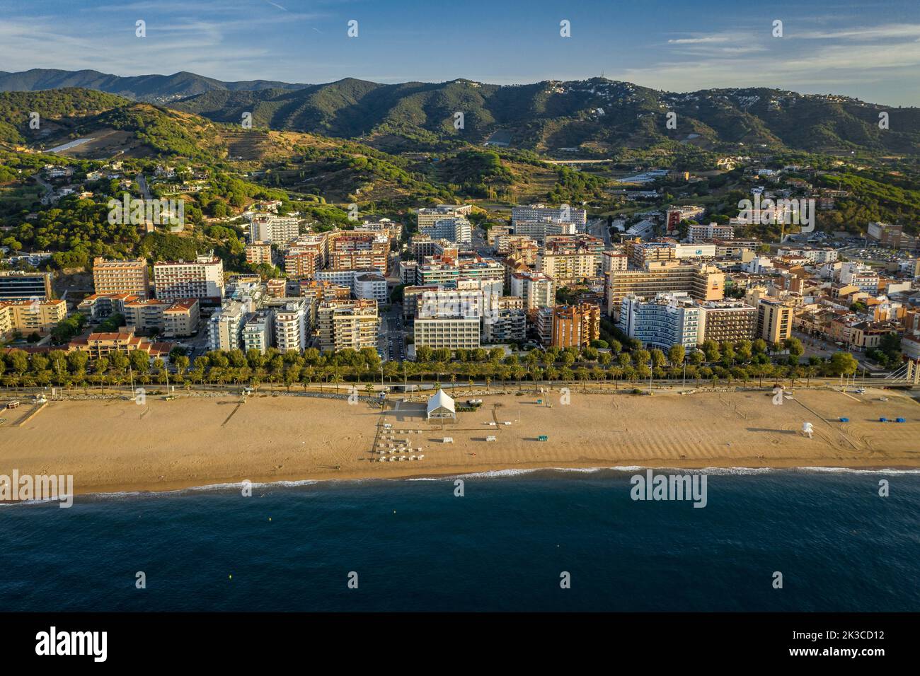 Veduta aerea della spiaggia di Calella. Sullo sfondo, il massiccio del Montnegre (Maresme, Barcellona, Catalogna, Spagna) ESP: Vista aérea de Calella Foto Stock