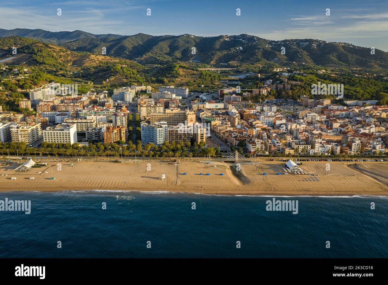 Veduta aerea della spiaggia di Calella. Sullo sfondo, il massiccio del Montnegre (Maresme, Barcellona, Catalogna, Spagna) ESP: Vista aérea de Calella Foto Stock