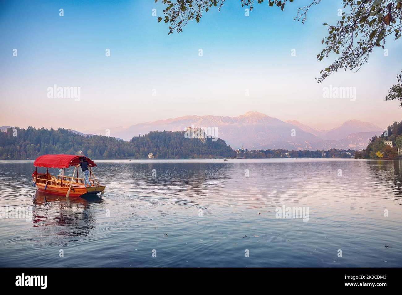 Splendida vista al tramonto della famosa destinazione turistica del lago di Bled. Vista spettacolare del castello di Bled con la catena montuosa. Posizione: Bled, Regi del Carniolan superiore Foto Stock