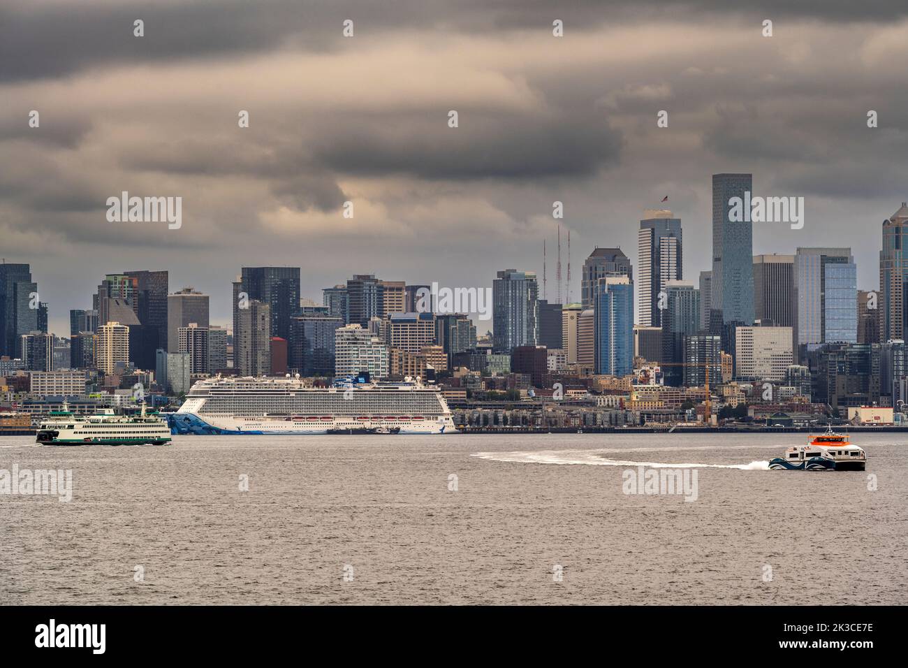 Skyline del centro e il lungomare, Seattle, Washington, Stati Uniti d'America Foto Stock