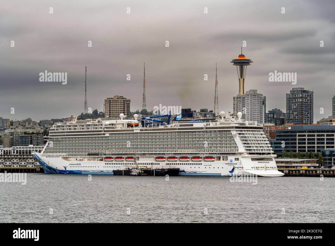 Nave da crociera Norwegian Bliss della Norwegian Cruise Line con Space Needle sullo sfondo, Seattle, Washington, USA Foto Stock