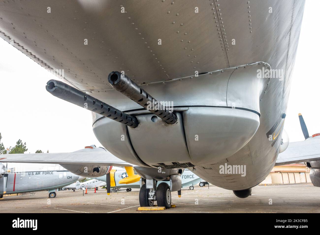 Primo piano di un paio di mitragliatrici sul lato inferiore di un bombardiere Boeing B-29 Superfortress esposto al museo dell'aria della base dell'aeronautica di Travis Foto Stock