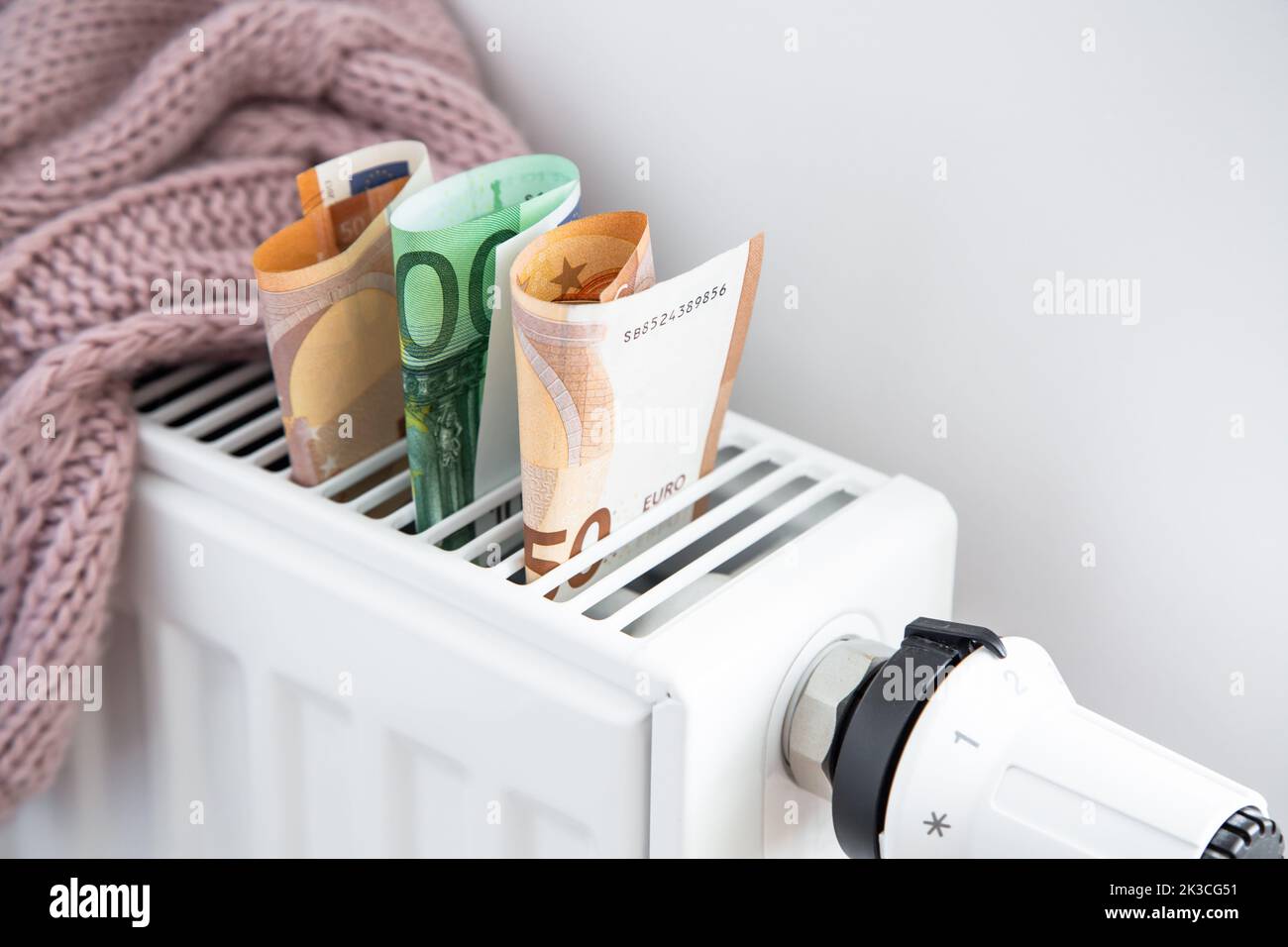 Radiatore con termostato e banconote in euro. Foto Stock