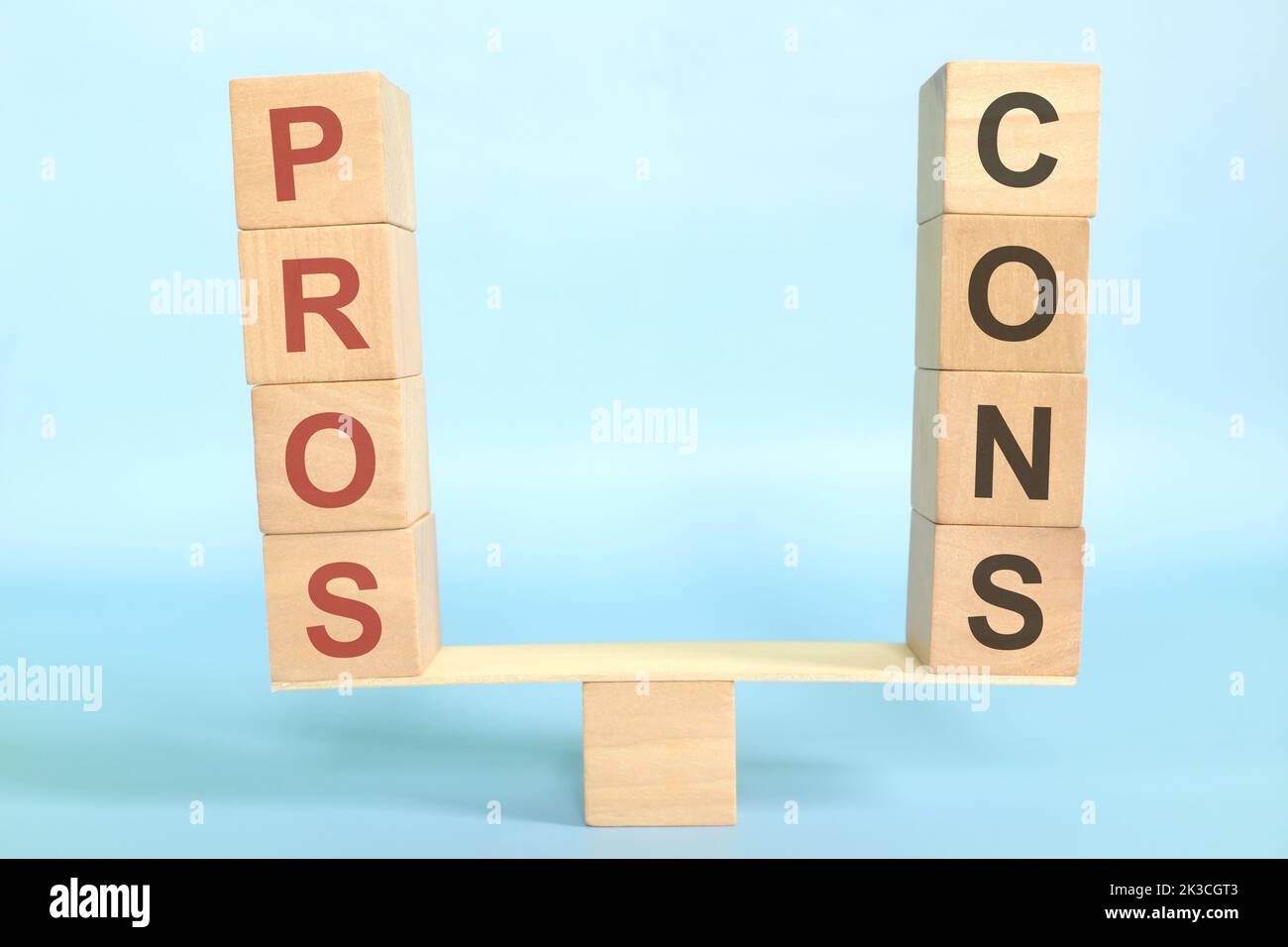 Equilibrio e peso in e pro contro contro concetto di contro. Pros e Cons parola in mare su sfondo blu. Foto Stock