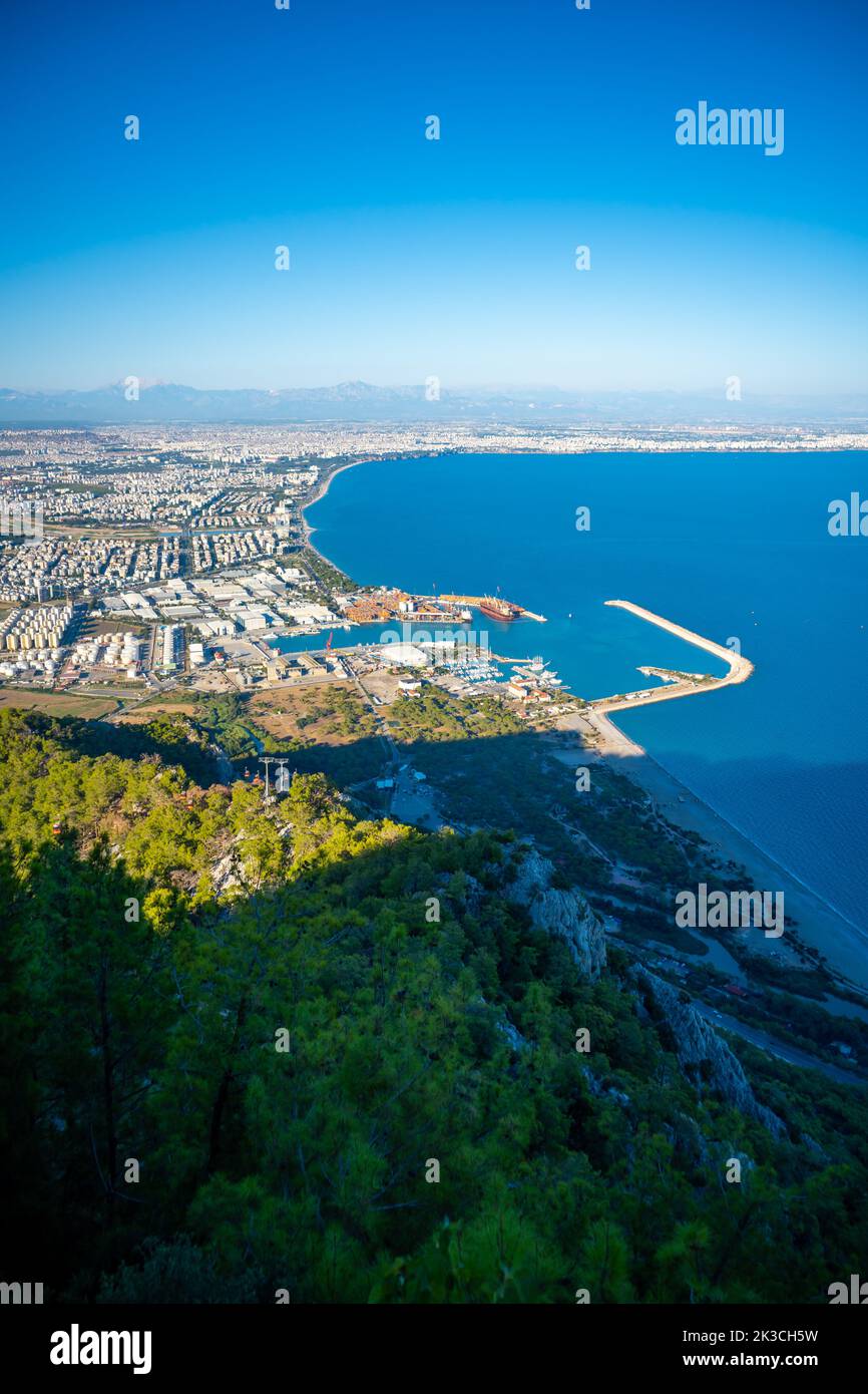 Vista aerea del bellissimo golfo blu e della spiaggia di Konyaalti nella popolare località di Antalya, Turchia. Foto Stock