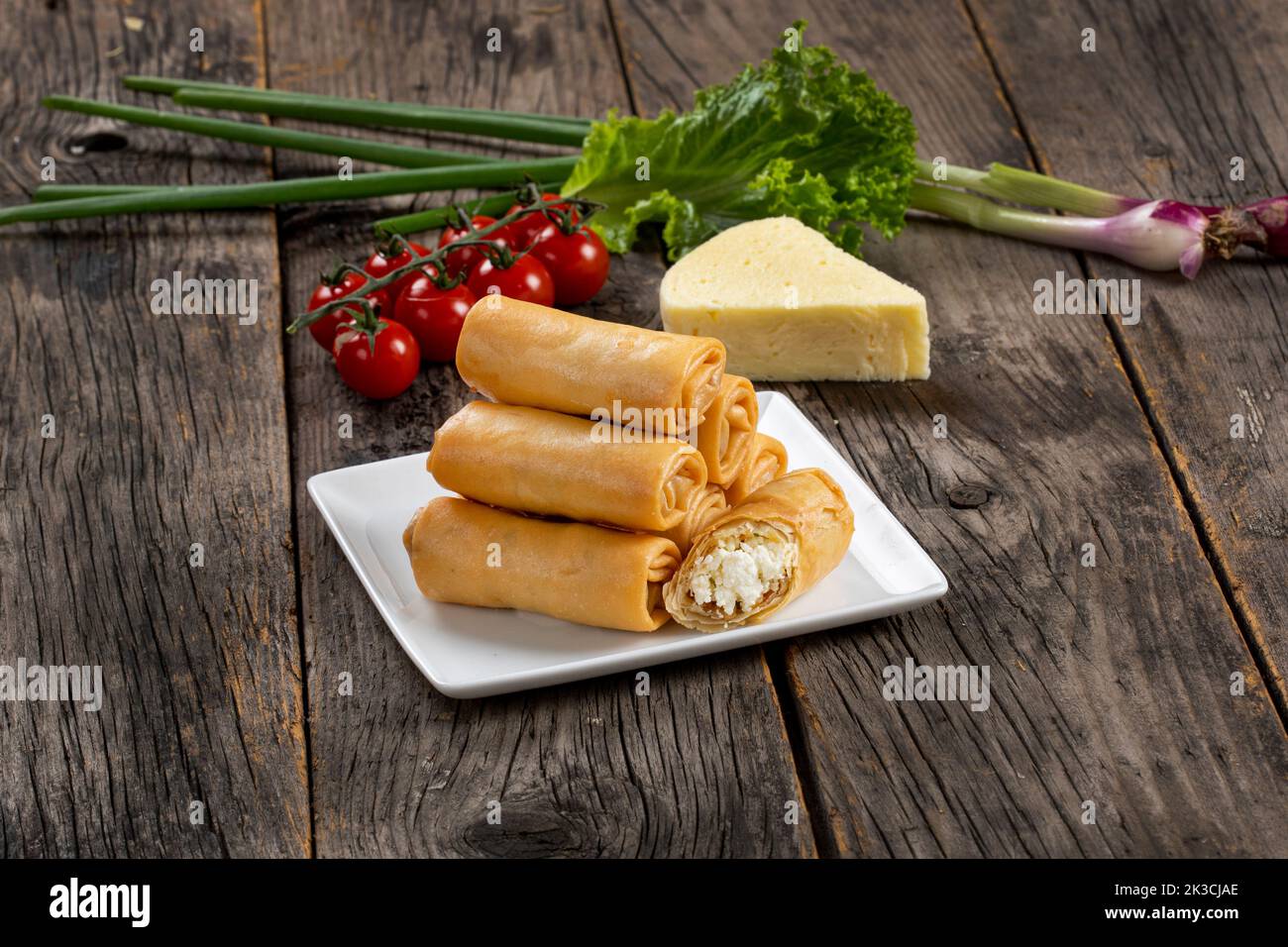 Involtini primavera fritti con salsa al peperoncino dolce e lime su piatto Foto Stock