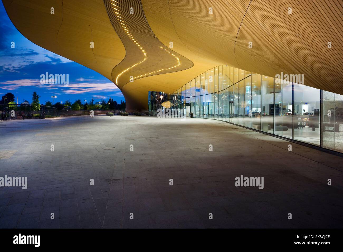 Vista notturna della Biblioteca centrale di Oodi a Helsinki, Finlandia Foto Stock