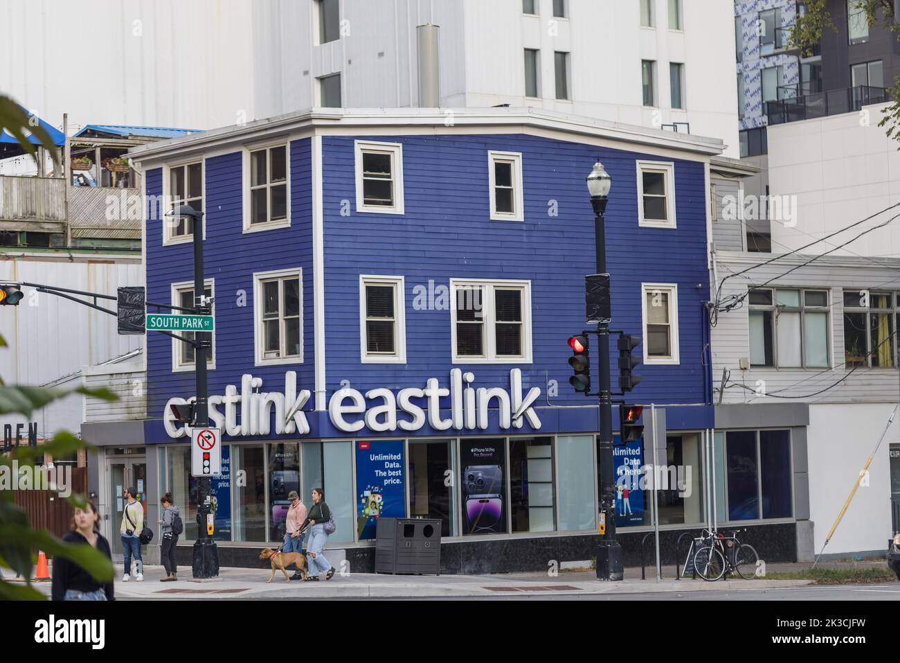 EASTLINK Banner presso l'Eastlink Landmark Store presso lo Spring Garden. Eastlink è il servizio mobile e le telecomunicazioni leader del settore. HALIFAX, NOVA SCOZIA - AGOSTO 2022. Foto Stock