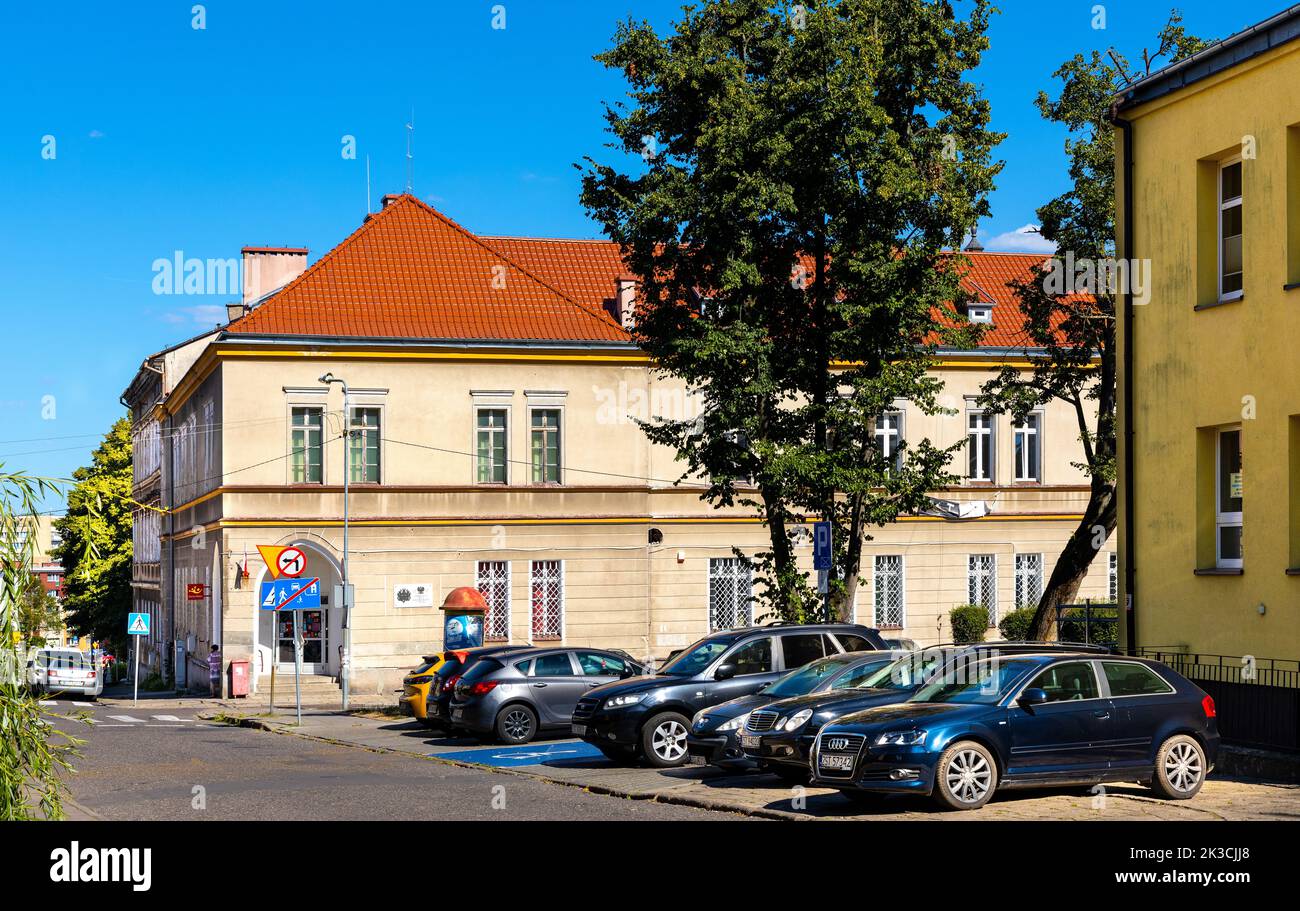 Stargard, Polonia - 11 agosto 2022: Edificio storico dell'ufficio postale in via Pocztowa nel quartiere storico della città vecchia di Stargard Foto Stock