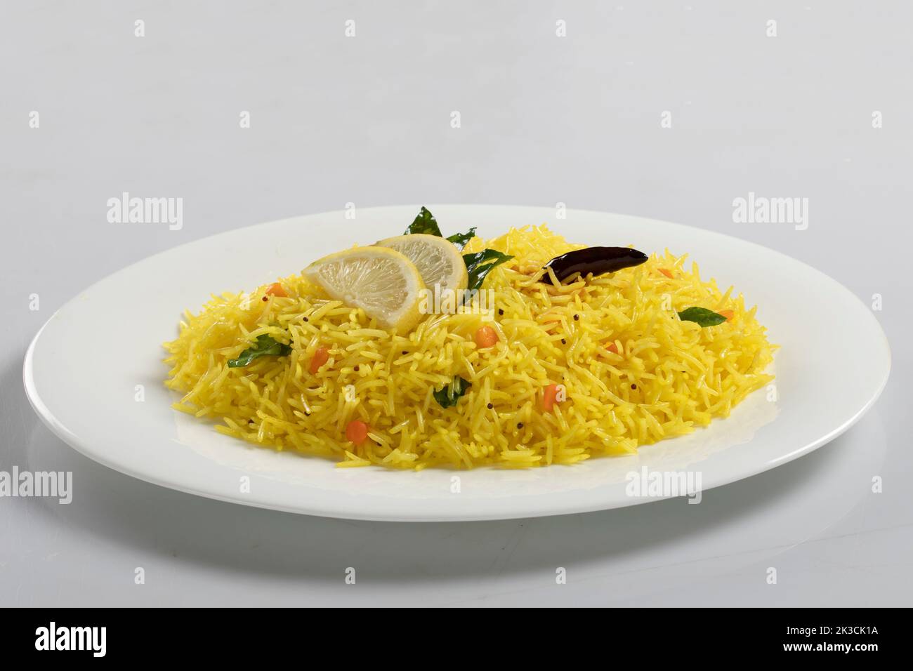 Chitranna o riso al limone indiano, un piatto popolare vegetariano indiano tipicamente fatto per la prima colazione. Foto Stock